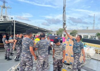 SETELAH DARI BELAWAN, KRI TELUK GILIMANUK-531 MENUJU LHOKSEUMAWE DAN KUALA IDIE, ACEH, BAWA BANTUAN KEMANUSIAAN