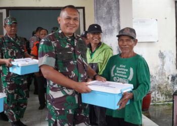 Danrem Untoro Beri Bansos Kepada Pekerja di Lokasi Pembangunan Koperasi Merah Putih