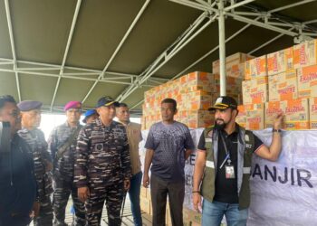 TNI AL KRI TELUK GILIMANUK-531 TUNTASKAN DEBARKASI BANTUAN DI KUALA IDIE ACEH TIMUR