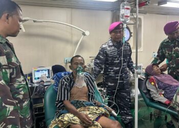 PASCA BENCANA ALAM, PRAJURIT TNI AL BERIKAN PELAYANAN KESEHATAN DI KRI DR. SOEHARSO-990