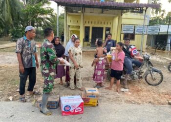 Babinsa Distribusi Bantuan Kasad di Daerah terisolir Aceh Tamiang