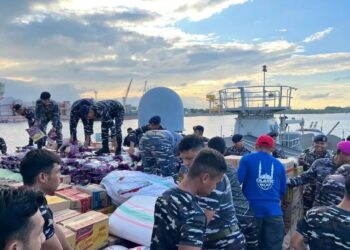 SETELAH DARI TAMIANG, KRI SUTEDI SENAPUTRA-378 KINI EMBARKASI BANTUAN LOGISTIK UNTUK KORBAN TERDAMPAK BANJIR DI DERMAGA KRUENG GUGEH LHOKSEUMAWE
