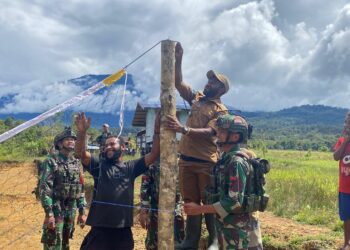 Pos Denom Satgas Yonif 751/VJS Perbaiki Lapangan Voli: Warga Makin Bugar, Kebersamaan Makin Erat