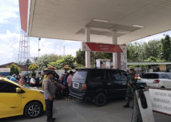 Koramil 12/LP Dan Polsek Sungai Kanan Monitoring SPBU Sukajadi Antisipasi Kelangkaan BBM