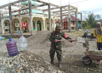 Perkuat Kebersamaan Serta Cerminkan Sikap Toleransi, Babinsa Koramil 1710-07/Mapurujaya Bersama Warga Gelar Kerja Bakti Pembangunan Masjid