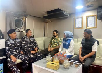 GUBERNUR ACEH TERIMA KEDATANGAN KRI TELUK GILIMANUK-531 BAWA BANTUAN KEMANUSIAA