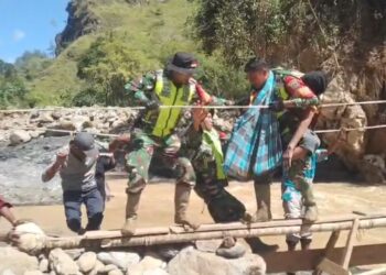 Prajurit Kodam IM Evakuasi Lansia di Bener Meriah