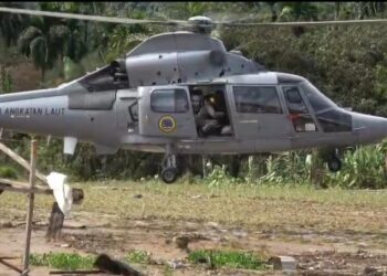 HELIKOPTER TNI AL DISTRIBUSIKAN 300 KG BANTUAN LOGISTIK DI TAPANULI TENGAH