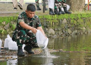 50.000 Benih Ikan Nila di Tebar Komandan Pasmar 2.