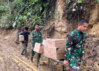 Jalan Kaki, Prajurit Yonif TP 854/DK Kodam IM Salurkan Obat ke Wilayah Terisolir di Aceh Tengah