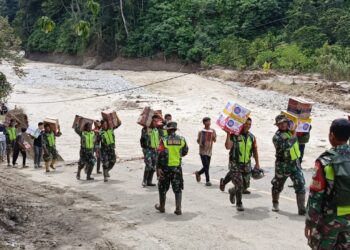 Babinsa Tempuh Medan Berat Antar Bantuan ke Desa Terisolir di Ketambe Aceh Tenggara