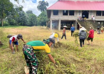 Yonarhanud 1 Kostrad Bersama Masyarakat Laksanakan Gotong Royong Pembersihan Lingkungan Gereja Paroki Baduai Sambut Natal dan Tahun Baru 2025