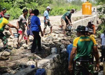Satgas Pos Fohuk Perbaiki Tanggul Jalan Trans Log di Desa Loonuna
