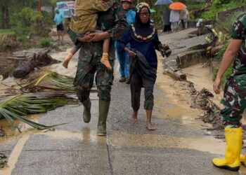 Serma Helmizon Babinsa Kapalo Koto BKO Yonif 133/YS Evakuasi Ibu dan Anak yang Terjebak Banjir di Pauh, Padan6322