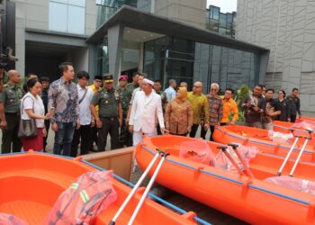 Pangdam III/Slw Serahkan Rescue Boat HDPE Untuk Perkuat Penanganan Banjir di Jawa Barat