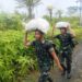 Satgas Bencana Korem 023/KS berhasil Tembus Desa Terisolir Bonan Dolok Pasca Bencana salurkan Bantuan