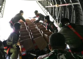 TNI Dropping Logistik dengan Metode Airdrop di Gayo Lues