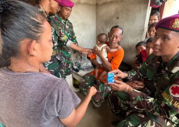 DI SERUWAY ACEH TAMIANG, MARINIR LAKUKAN PENGOBATAN DAN BANTUAN DARI RUMAH KE RUMAH