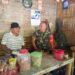 Babinsa Koramil 0201 – 07/MT  Komsos dengan warga binaan sambil ngopi