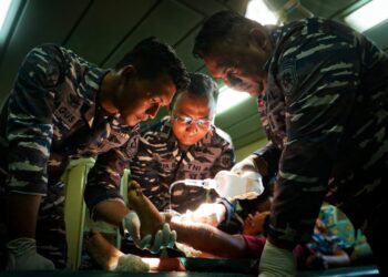 KADISPENAL: TNI AL TELAH EVAKUASI ANAK 9 TAHUN YANG ALAMI PATAH KAKI DAN LANSIA PENYINTAS STROKE MENGGUNAKAN HELI