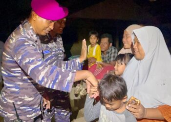 PRAJURIT TNI AL SALURKAN BANTUAN KEMANUSIAAN DI ACEH TAMIANG