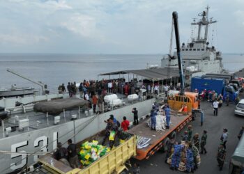 BANTUAN KEMANUSIAAN DARI RIAU MENUJU ACEH DIBERANGKATKAN TNI AL DENGAN KRI TELUK GILIMANUK-531