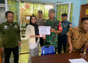 Sertu Syamsuria Dampingi Penyaluran Dana BLT di Desa Kukup
