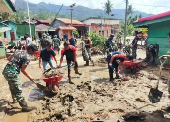 Menghapus Jejak Banjir, Babinsa Kodim Agara Pulihkan Sekolah, Permukiman, dan Air Bersih Warga