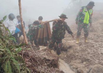 Evakuasi Pasangan Lansia, Satgas Penanggulangan Bencana Alam Terobos Wilayah Terisolir