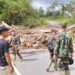 Danbrigif 7/RR Bersama Kakomlekdam 1/BB Meninjau Lokasi Bencana Longsor yang Menutupi Akses Jalan di Kec.Sitahuis Kab.Tapteng