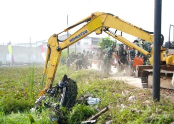 Sambut Hari Juang TNI AD dan HUT ke 76 Kodam Jaya, Satjar Korem 052/Wkr Gelar Karya Bakti Bersihkan Sungai/Waduk Skala Besar