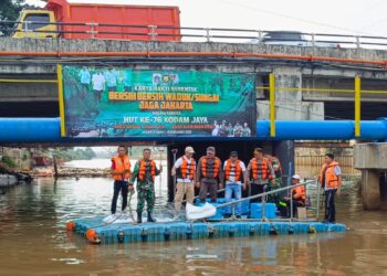 Prajurit Kodim 0503/Jakbar Ikut Karya Bakti Serentak Bersih-bersih Sungai Ciliwung