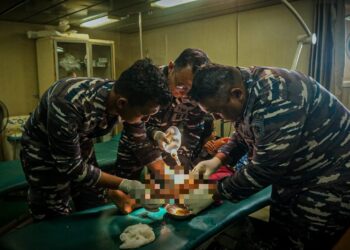 ANAK 9 TAHUN ALAMI PATAH KAKI, TNI AL EVAKUASI MEDIS UDARA KE KRI DR. SOEHARSO-990