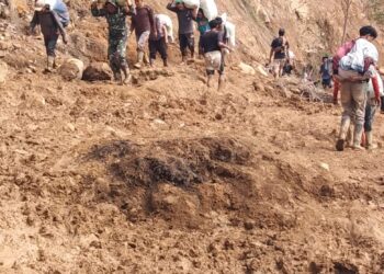 Akses Bireuen–Takengon Terputus, Prajurit TNI Dampingi Warga Lalui Jalur Darurat