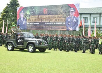 Tradisi Satuan, Mayjen TNI Suhardi Serahkan Pasukan kepada Pangdam XIII/Merdeka Mayjen TNI Mirza Agus