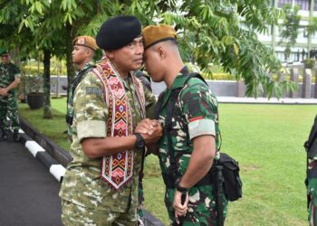 Suasana Haru Warnai Tradisi Pelepasan Mayjen TNI Suhardi dan Ny. Evi Suhardi di Kodam XIII/Merdeka