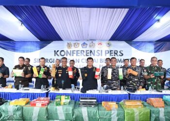 TNI AL BERSAMA TIM GABUNGAN BERHASIL GAGALKAN PENYELUNDUPAN DUA KONTAINER ROKOK TANPA CUKAI ASAL KAMBOJA DI PONTIANAK