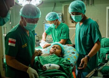 OPERASI PATAH TULANG KAKI, ANAK USIA 9 TAHUN DI ACEH TAMIANG SUKSES DILAKSANAKAN TNI AL