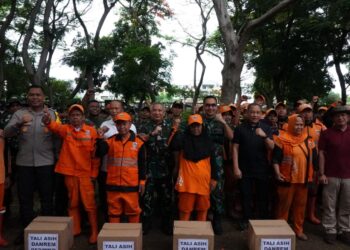 Bersama Forkopimko,Personel Kodim 0502/JU Menjaga Alam Melalui Karbak Serentak Bersih-bersih Sungai dan Waduk