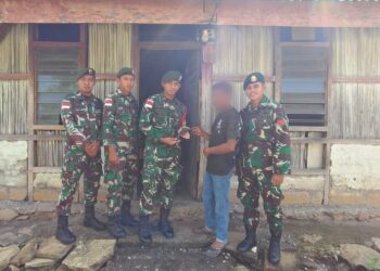 Satgas Pamtas Yonarhanud 2 Kostrad Terima Penyerahan Pistol Rakitan dari Warga Perbatasan