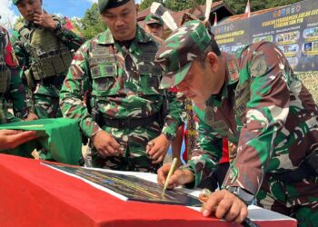 Satgas Pamtas Yonarhanud 1 Kostrad Wujudkan Akses Aman Warga Perbatasan melalui Peresmian Jembatan Gantung Sekayam