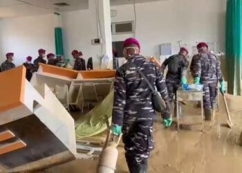 PRAJURIT TNI AL LANJUTKAN BANTUAN PEMULIHAN PASCA BANJIR DI ACEH TAMIANG