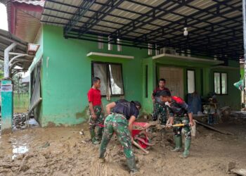 TNI Bersihkan Puskesmas Terdampak Banjir di Aceh Tamiang