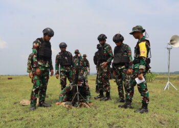 Prajurit Yonif 503 Kostrad Latihan Menembak Senjata Lintas lengkung
