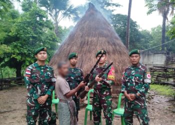 Perkuat Keamanan Perbatasan, Satgas Pamtas Yonarhanud 2 Kostrad Terima 2 Pucuk Senjata Api