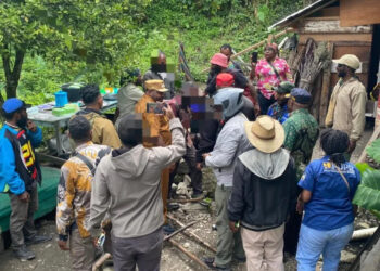 Prajurit Raja di Hitadipa Amankan dan Serahkan Mantan Anggota OPM Berikrar Kembali Setia Kepada NKRI