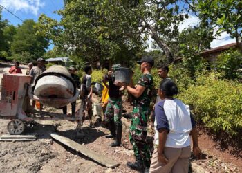 Solid Bersama Rakyat, Satgas Pamtas Yonarhanud 2 Kostrad Bersama Masyarakat Perbaiki Akses Jalan Desa
