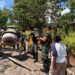 Solid Bersama Rakyat, Satgas Pamtas Yonarhanud 2 Kostrad Bersama Masyarakat Perbaiki Akses Jalan Desa