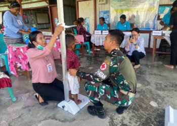 ‎Sehatkan Balita, Satgas Pamtas Yonarhanud 2 Kostrad Adakan Kegiatan Posyandu untuk Warga Perbatasan Wini