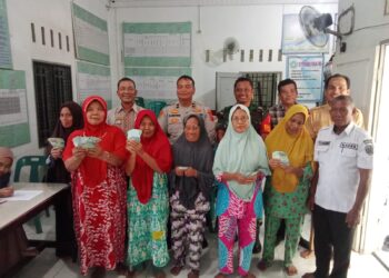 Babinsa Koramil 09/NL Hadiri Penyaluran BLT Dana Desa di Perkebunan Pangkatan
